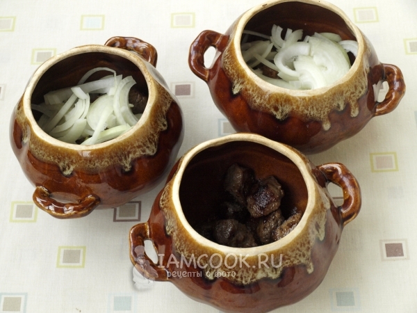 Положить в горшочки мясо и лук