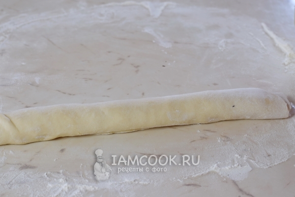 Свернуть тесто в рулет