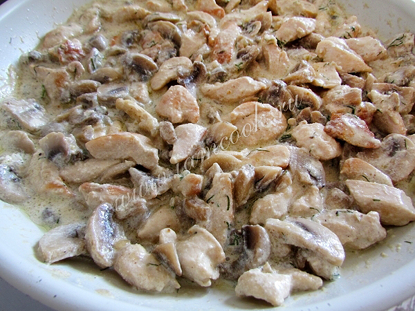 Тушим куриное филе в сливочном соусе с грибами