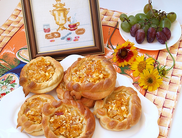 Ватрушки с творогом, тыквой и яблоками