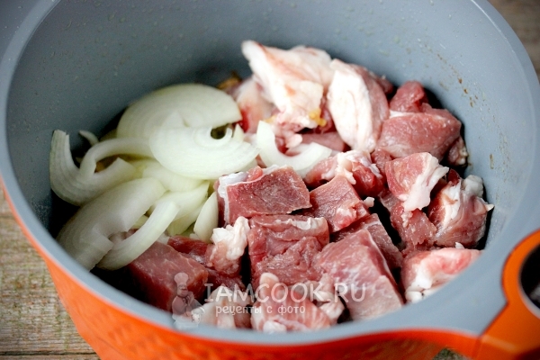 Положить в казан мясо и лук