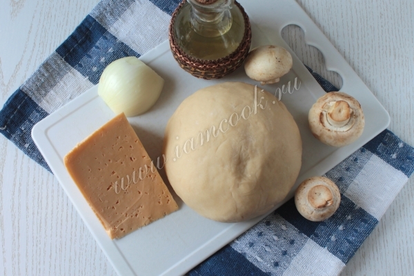 Ингредиенты для чебуреков с грибами и сыром