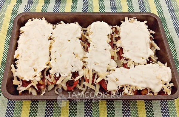 Смазать майонезом со сметаной