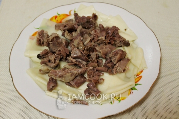 Положить на лапшу мясо