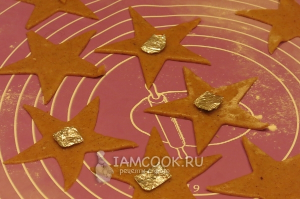 Положить на фигурку из теста фольгу