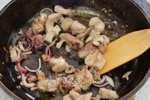 Пожарить лук с мясом