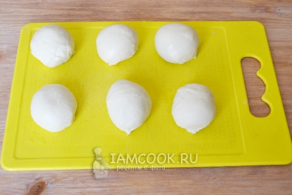 Скатать из теста шарики