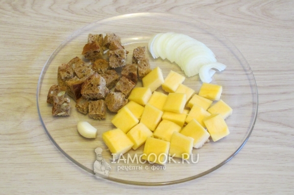 Порезать тыкву, лук и хлеб