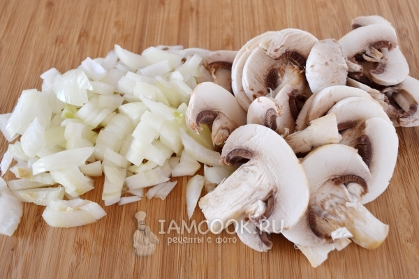 Порезать грибы и лук