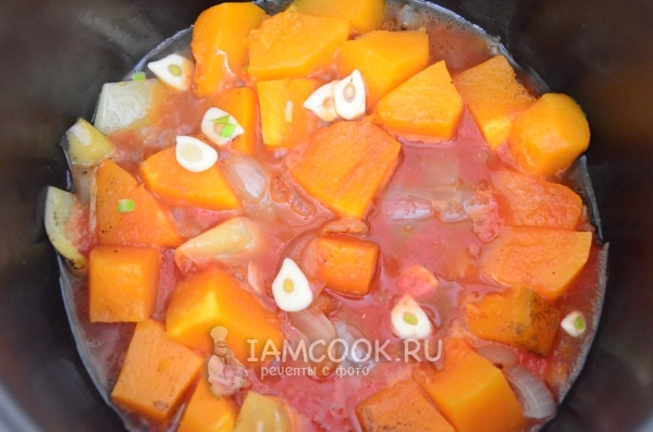 Добавить томатный сок и чеснок