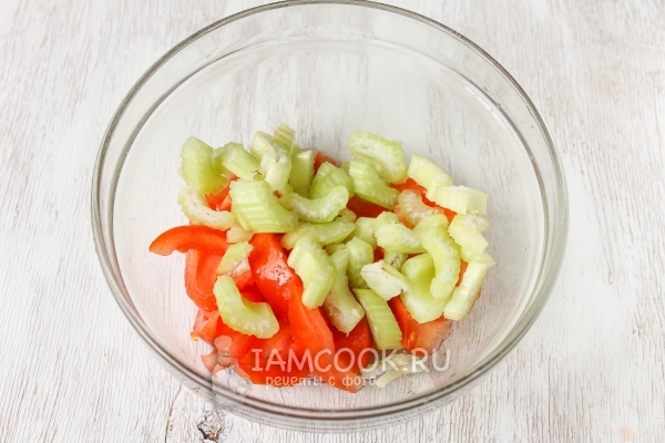 Положить сельдерей