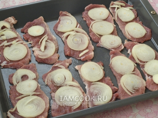 Положить на противень мясо с луком