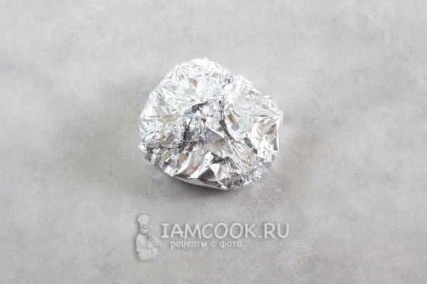 Завернуть мясо с картофелем в фольгу