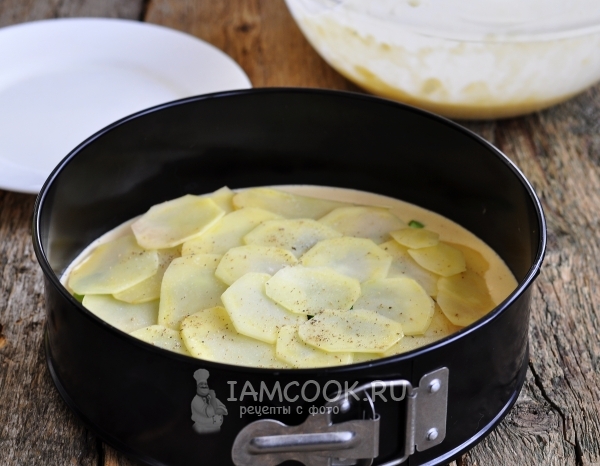 Выложить слой картофеля