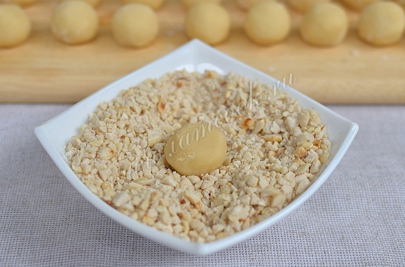 Обвалять печенье в орехах