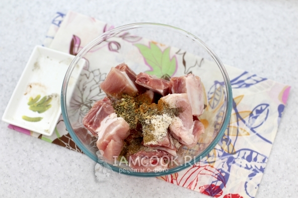 Ребрышки посыпать специями