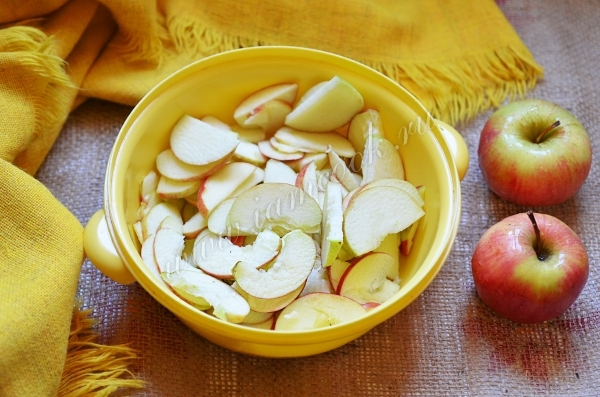 Яблоки порезанные