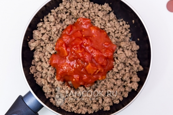 Положить в фарш помидоры в собственном соку