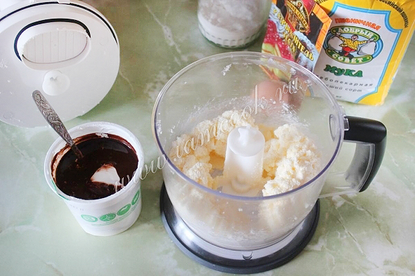 Смешали кофейную масс, с маслом, яйцами, сметаной и алкоголем