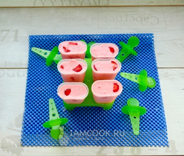 Выложить мороженное в формочки