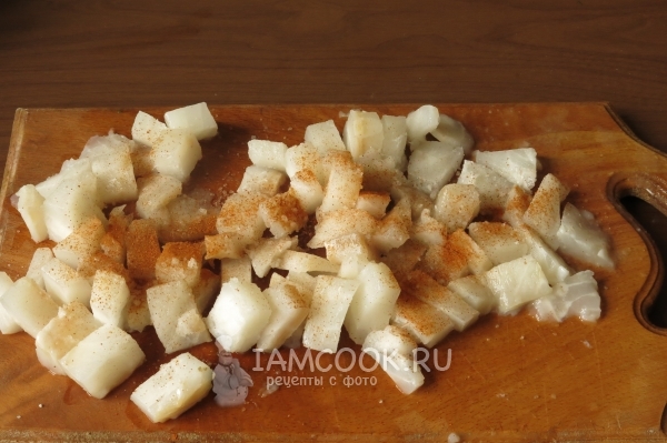 Рыбу посолить и поперчить