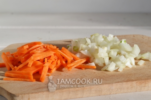 Порезать лук и морковь
