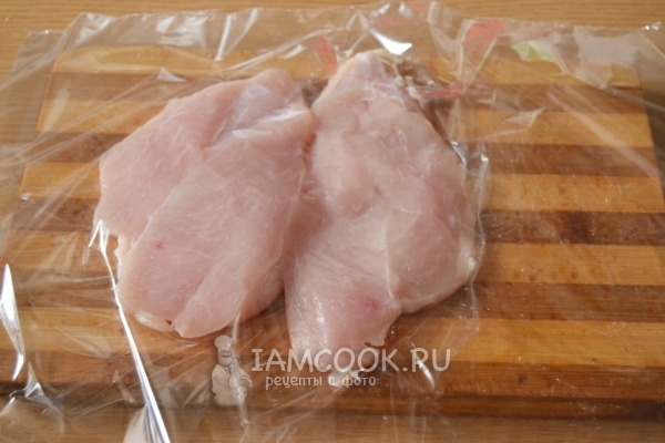 Накрыть куриную грудку пленкой