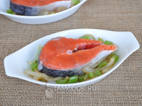 Положить рыбу