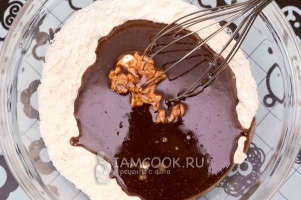 Влить шоколад с маслом