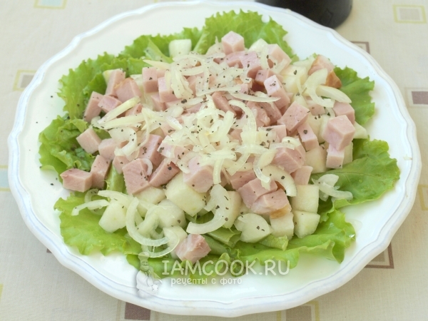 Положить ветчину и лук