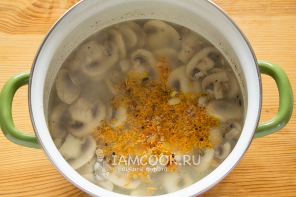 Положить зажарку в кастрюлю