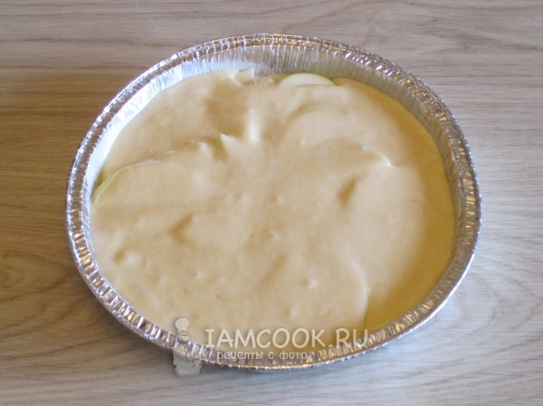 Залить яблоки тестом