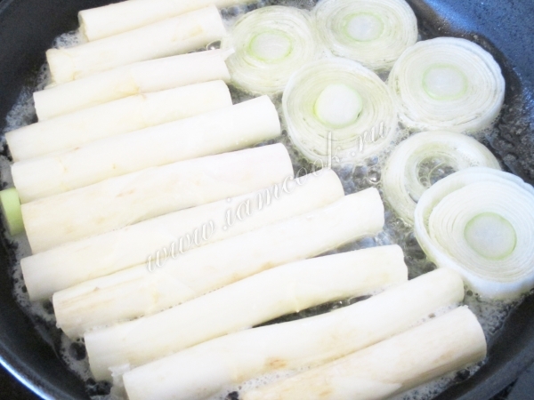 Обжарка спаржи с луком