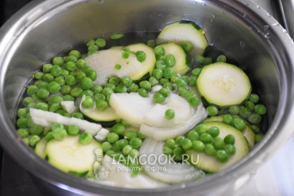 Положить овощи в кастрюлю с водой