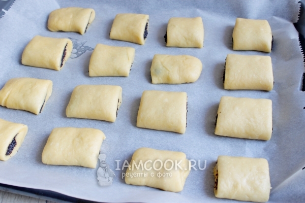 Выложить булочки на противень