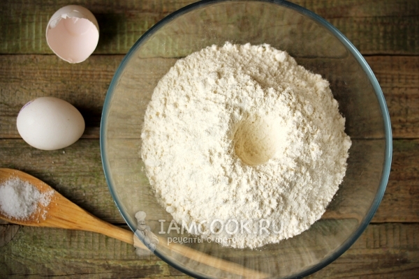 Сделать ямку в муке