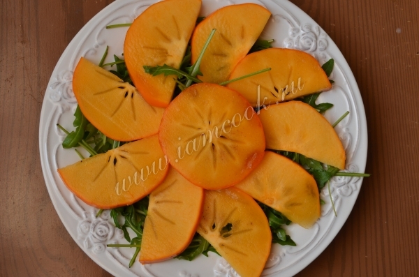 Хурма с рукколой
