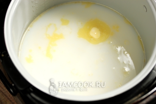 Влить молоко и воду в кастрюльку