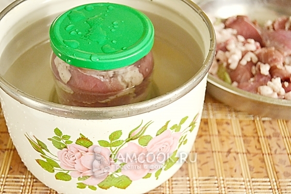 Поставить закрытую банку в кастрюлю с водой