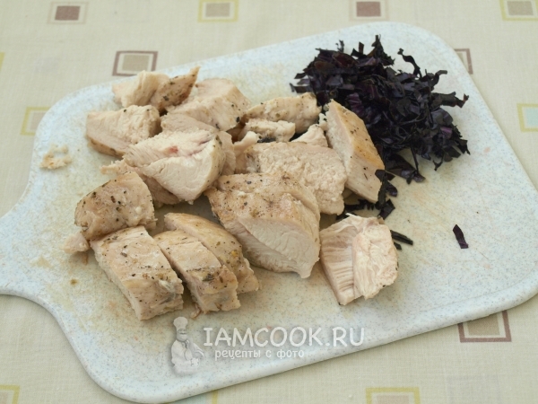 Порезать мясо и базилик