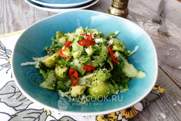 Фото овощного салата с авокадо и брюссельской капустой