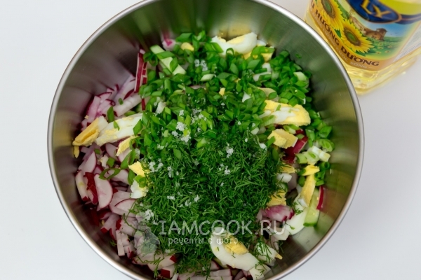 Порезанные ингредиенты в кастрюле