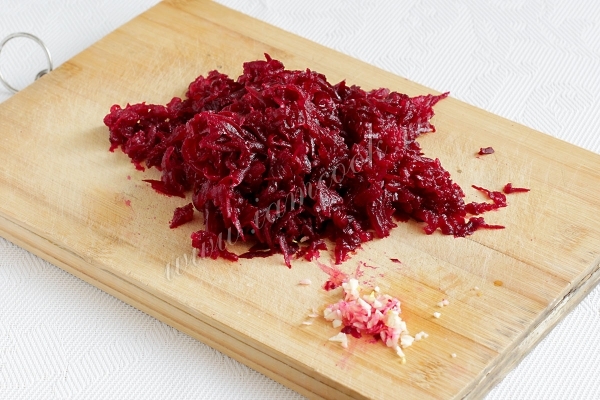 Отварная тертая свекла