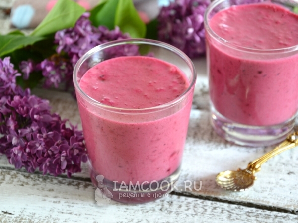 Фото сливочного мусса с чёрной смородиной