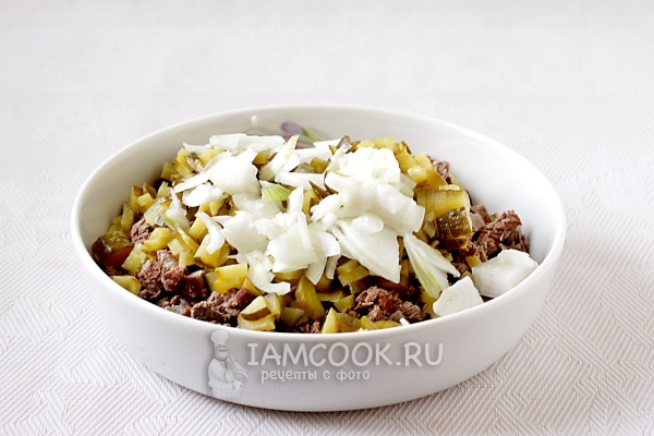 Смешать лук, мясо и огурцы