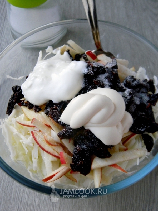 Добавить сметану, майонез, соль и сахар