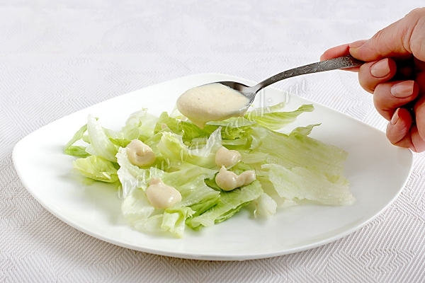 Салатные листья с соусом йогуртовым