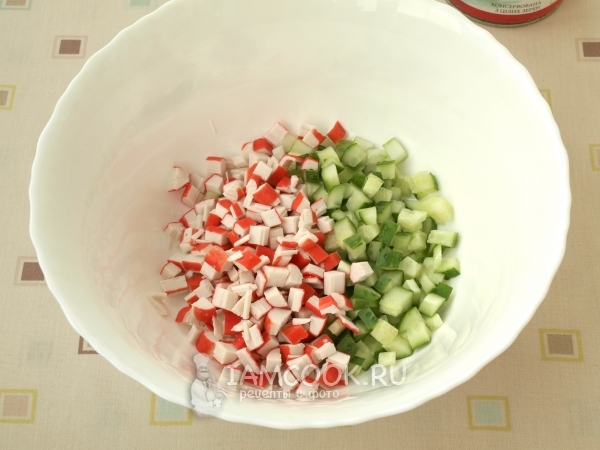 Порезать огурцы и крабовые палочки