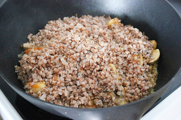 Гречка с грибами, луком и морковью