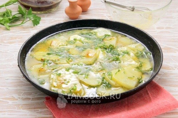 Влить яичную смесь на картофель